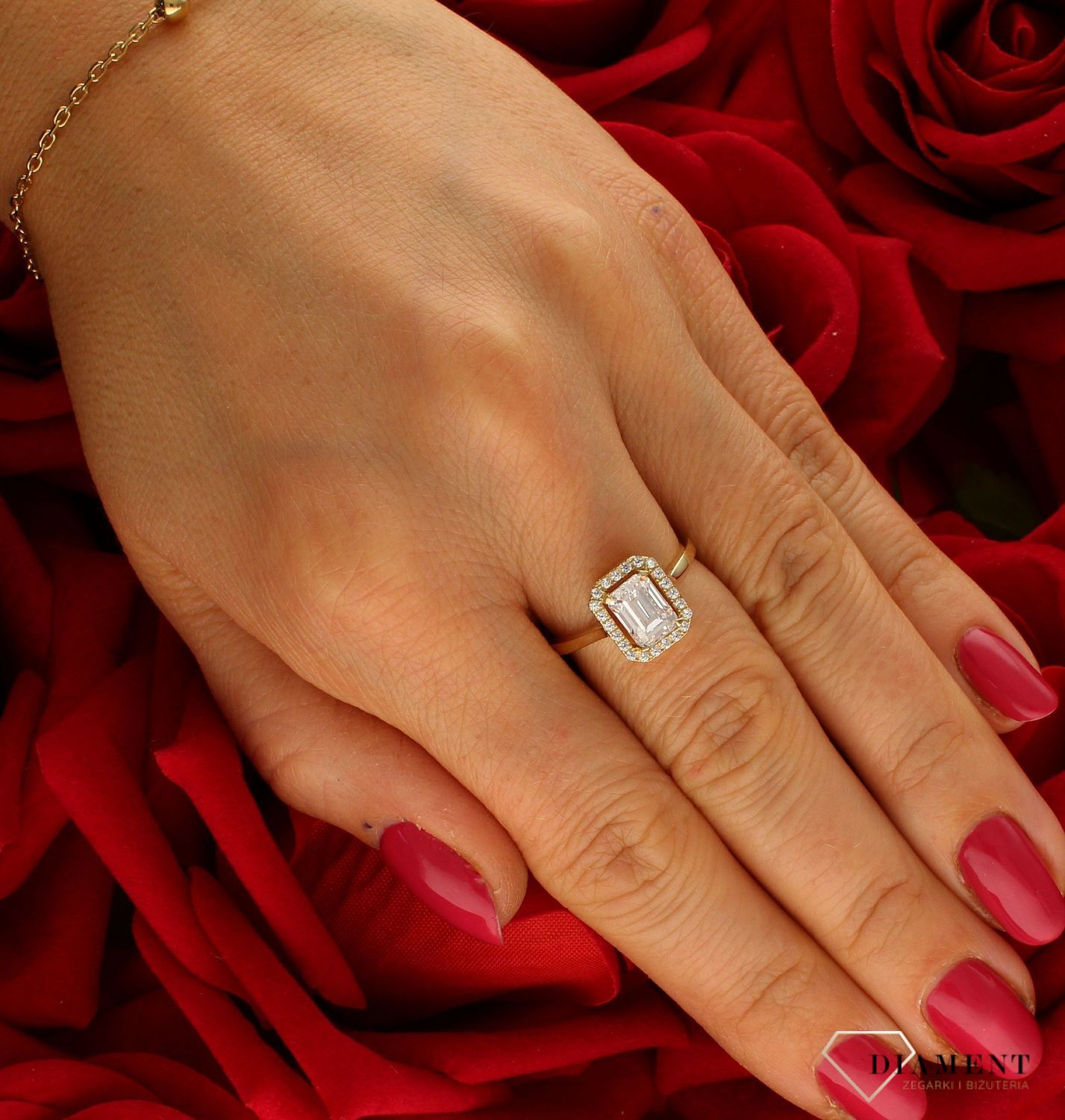 Złoty pierścionek damski 375 z prostokątną cyrkonią zaręczynowy PI 6611 375. Złoty pierścionek damski. Złoty pierścionek zaręczynowy. Pierścionek damski złoty. Pierścionek damski zaręczynowy idealny na prezent .jpg